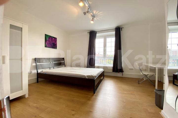 Recently redecorated throughout with neutral decor and wooden floors Pardoner Street, London Bridge / Borough